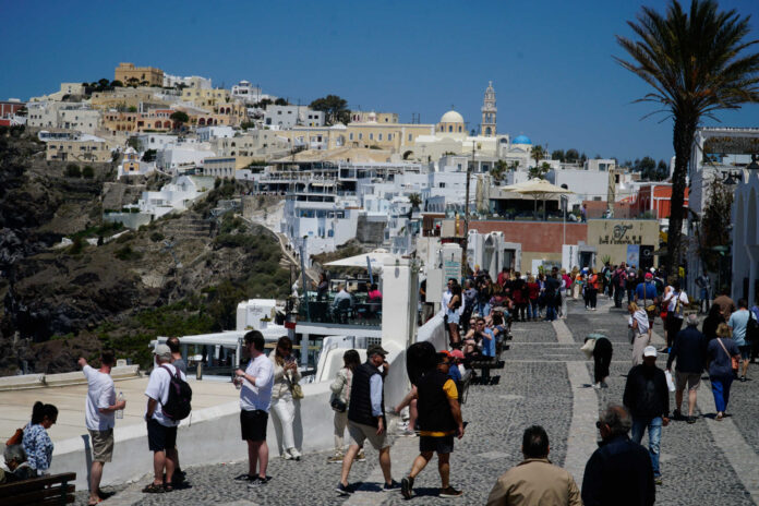 santorini tourismos eurokinissi scaled.jpg