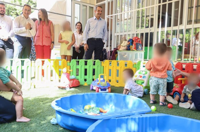 mitsotakisargenteiospaidikistegi1.jpg