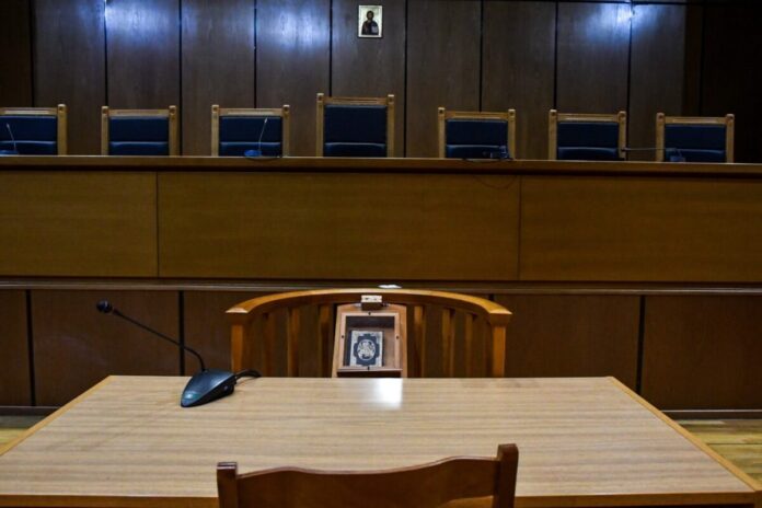 dikastirio aithousa dikastiki.jpg