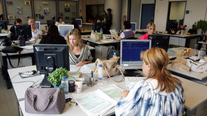 dimosioi ypalliloi.jpg