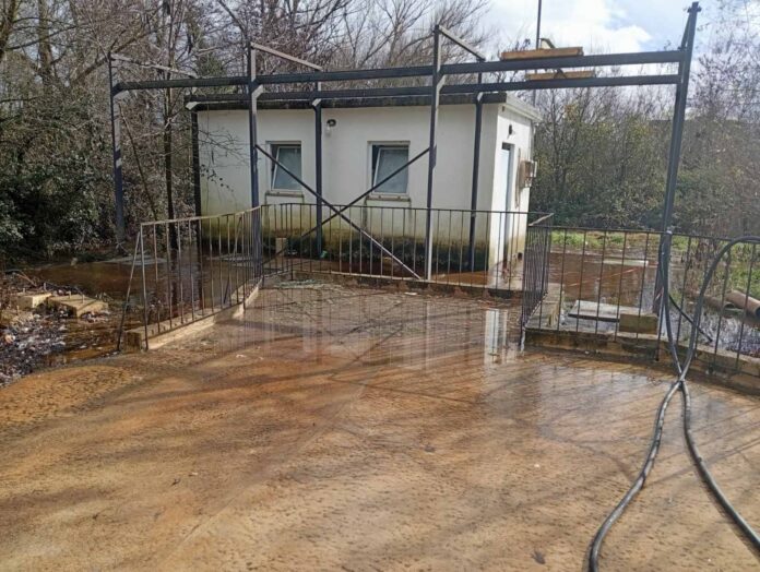 ΠΛΗΜΜΥΡΙΣΜΕΝΟΣ ΧΩΡΟΣ ΠΛΥΣΗΣ ΑΠΟΡΡΙΜΜΑΤΟΦΟΡΩΝ.jpg