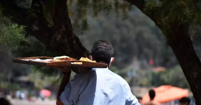 servitoros paralia tourismos eurokinissi scaled 2 1200x630.webp.webp