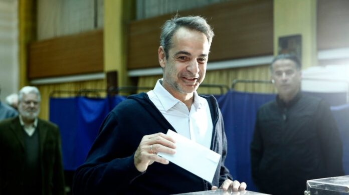 mitsotakis gemisan oi kalpes psifise stis esokommatikes ekloges tis nd o prothupourgos 1.jpg