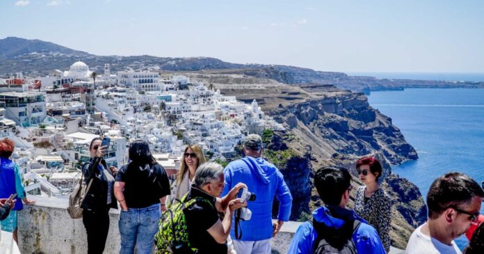 touristes santorini eurokinissi 1200x630.jpeg