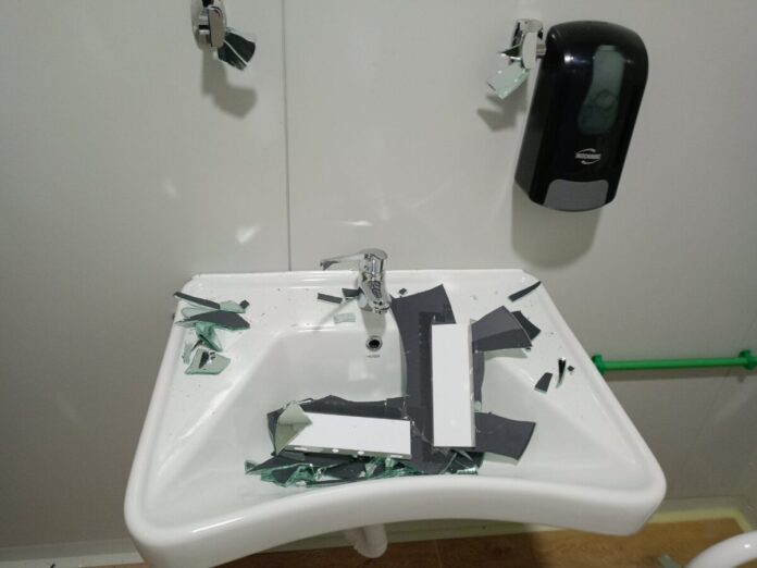 vandalismos toualetas amea iraklio 2.jpg