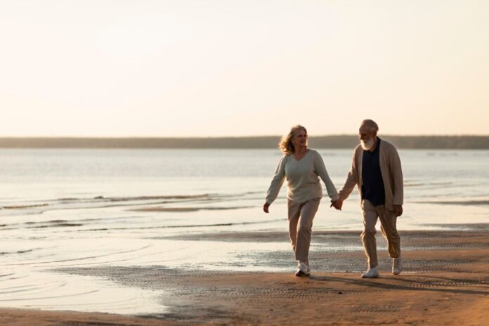 couple holding hands beach 1013x675.jpg