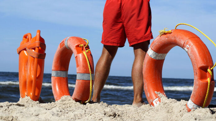 lifeguard on duty 3590445 1920.jpg