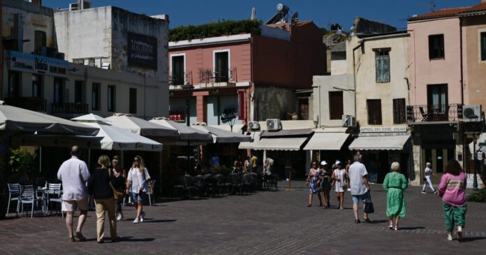 kriti touristes tourismos 1 1200x630.jpg