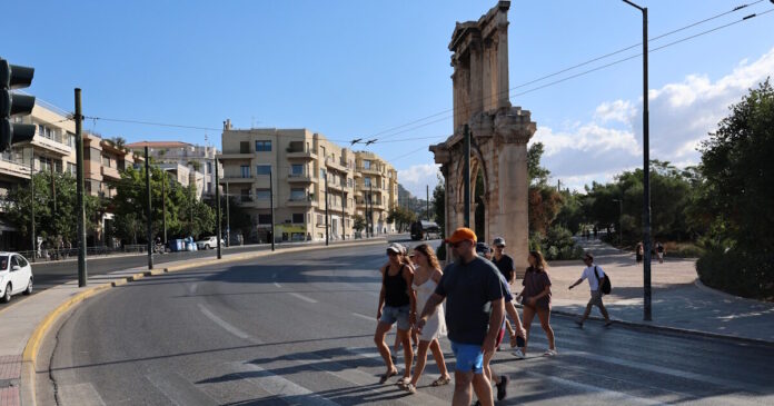 athina touristes 1200x630.jpg