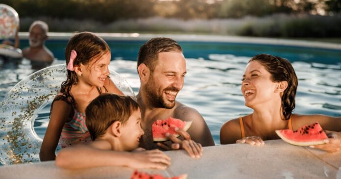 karpouzi oikogeneia pisina istock 1328989196 1 1200x630.jpg