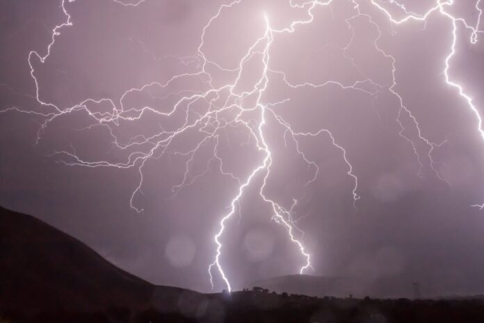 sethink lightning 399853 1013x675.jpg