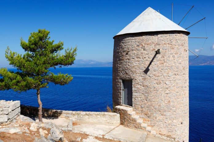 the windmills above kiafa in hydra.jpg