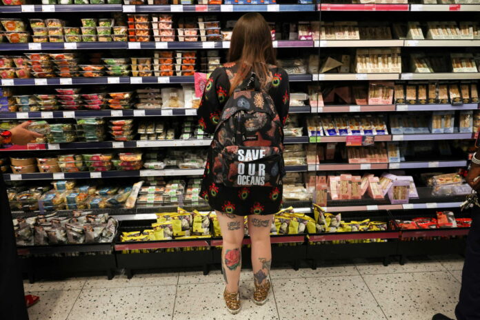 plithorismos supermarket vretania reuters scaled.jpg